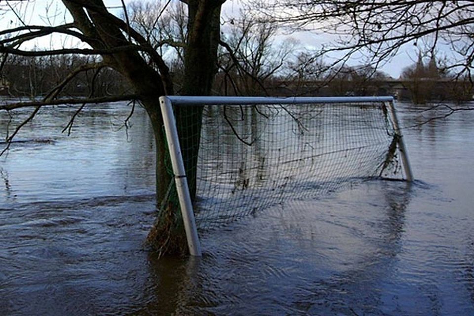 Der Weichser Fußballplatz an der Donau unter Wasser. Foto: Robert Ruidl Der Weichser Fußballplatz an der Donau unter Wasser. Foto: Robert Ruidl