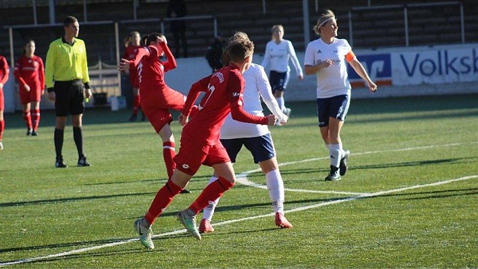 Die Sportfreundinnen (rote Trikots) verloren die Generalprobe für das Westfalenpokal-Endspiel gegen den SV Kutenhausen-Todtenhausen mit 3:5. Foto: geo