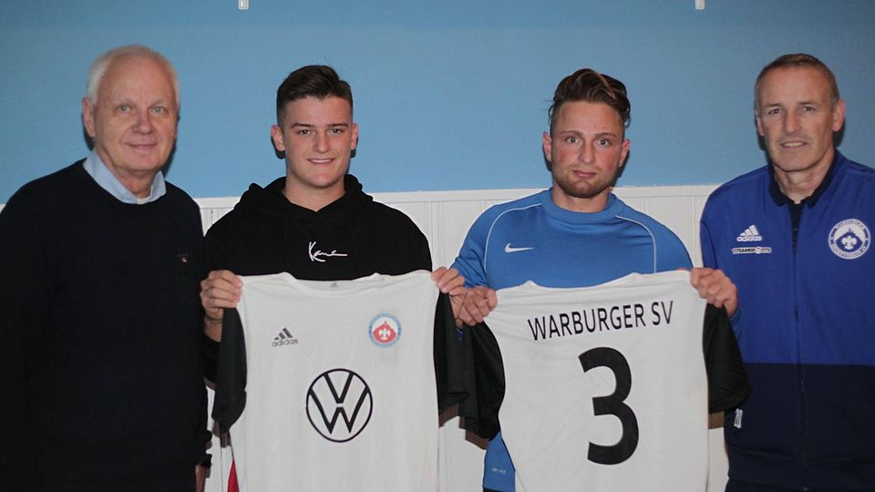 Die ersten beiden Neuen für die nächste Saison: Helmut Motyl, Vorsitzender des WSV (links), und Trainer Jürgen Voss (rechts) freuen sich auf die Neuzugänge Thomas Siks (2. v. l.) und Efrem Celik (2. v. r.) für die kommende Saison.  