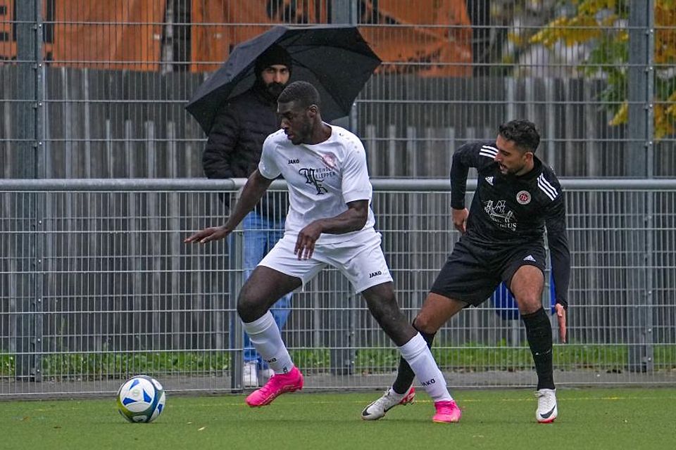 Kevin Asante (links) holte im Kreisoberliga-Duell mit dem SV Frauenstein ein 2:2 beim Türkischen SV (rechts Abdullah Tasdelen), der nun zur Spvgg. Sonenberg muss. 	