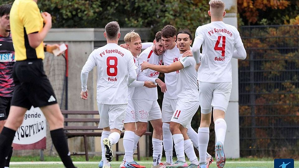 Eppelborner Jubel nach dem Sieg gegen Wormatia Worms