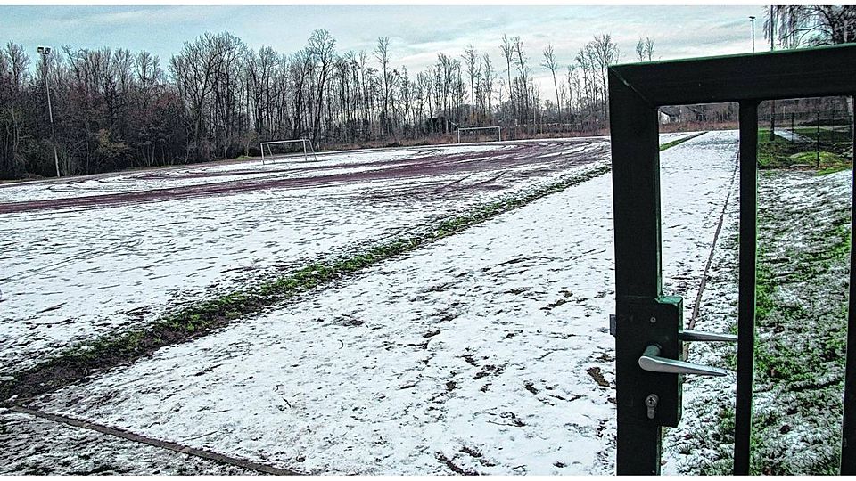 Aufgrund der Witterung sind viele Sportplätze im Fußballkreis Düren ? wie hier in Barmen ? nicht bespielbar. Die Folge für die Vereine: Konditionstraining ja, Fußball spielen ist allerdings nur auf Kunstrasen oder bei Hallenturnieren möglich. Foto: hfs.