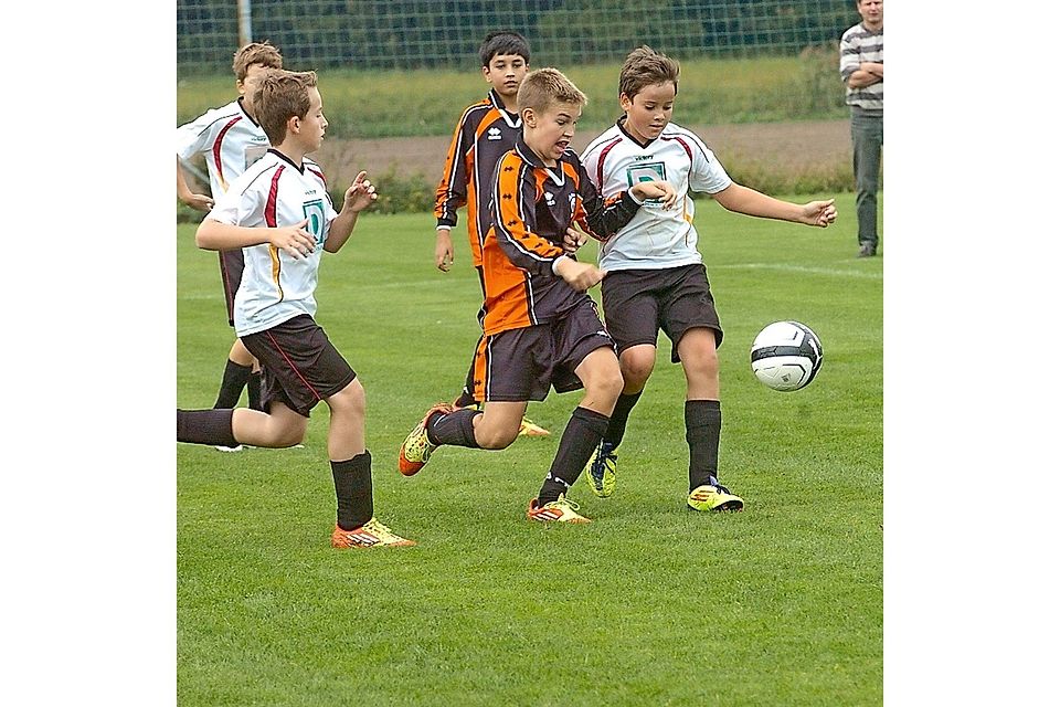 Die Donau-Kickers (in weiß) sind den Kinderschuhen entwachsen.  Foto: dgk