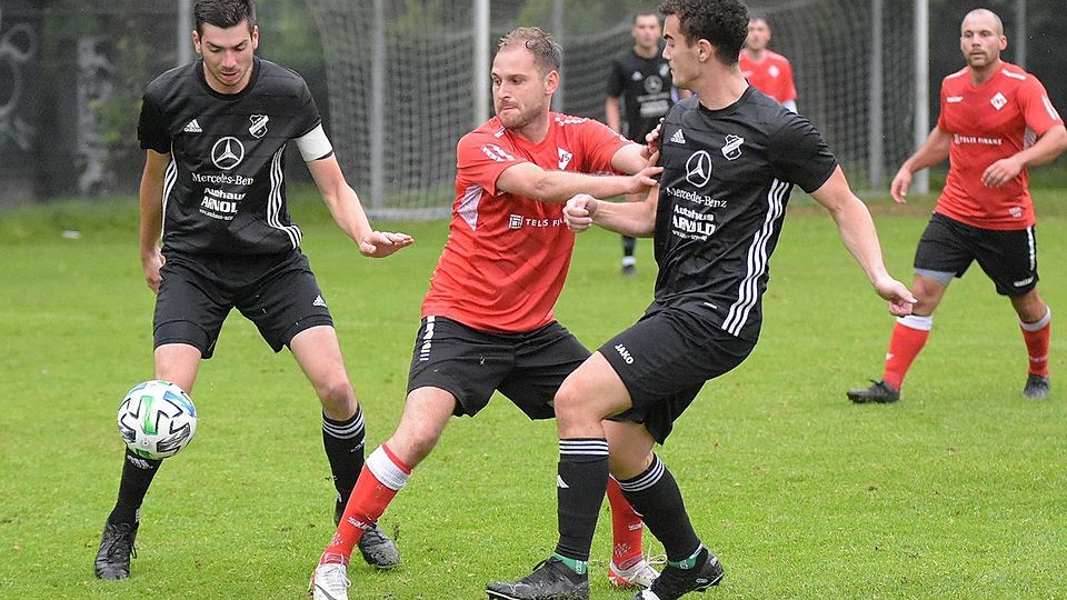 Raphael Seiler (in Rot) und die SpVgg Stadtamhof entzückten in der ersten Pokalrunde mit einem 6:0-Kantersieg gegen den Kreisliga-Neuling aus Lupburg.