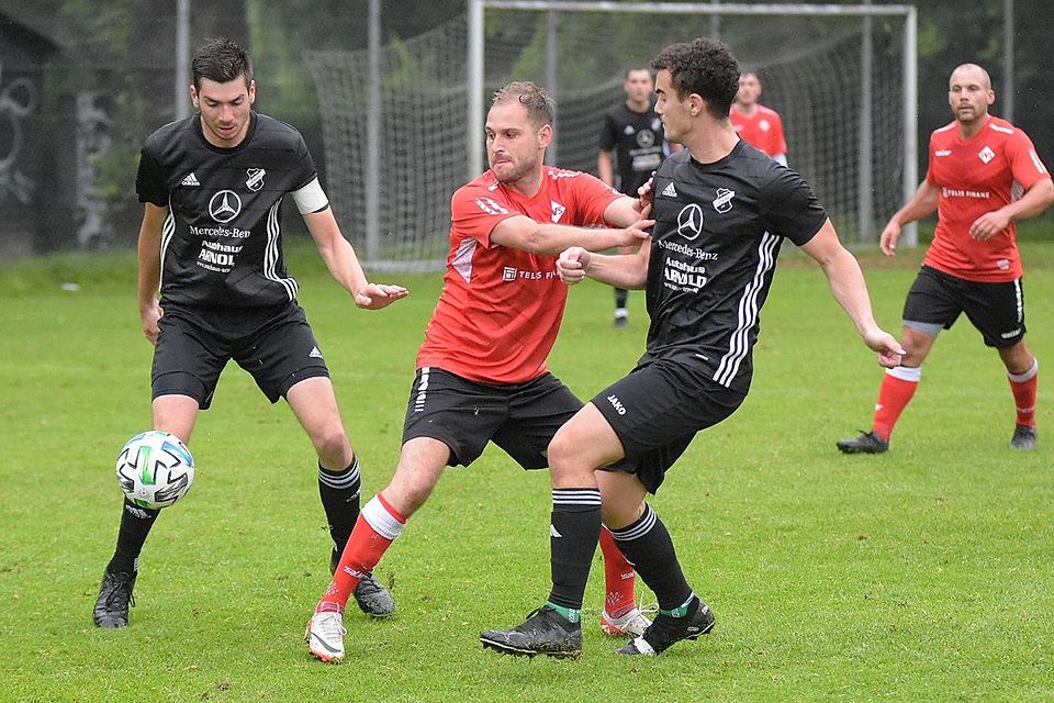 Raphael Seiler (in Rot) und die SpVgg Stadtamhof entzückten in der ersten Pokalrunde mit einem 6:0-Kantersieg gegen den Kreisliga-Neuling aus Lupburg.