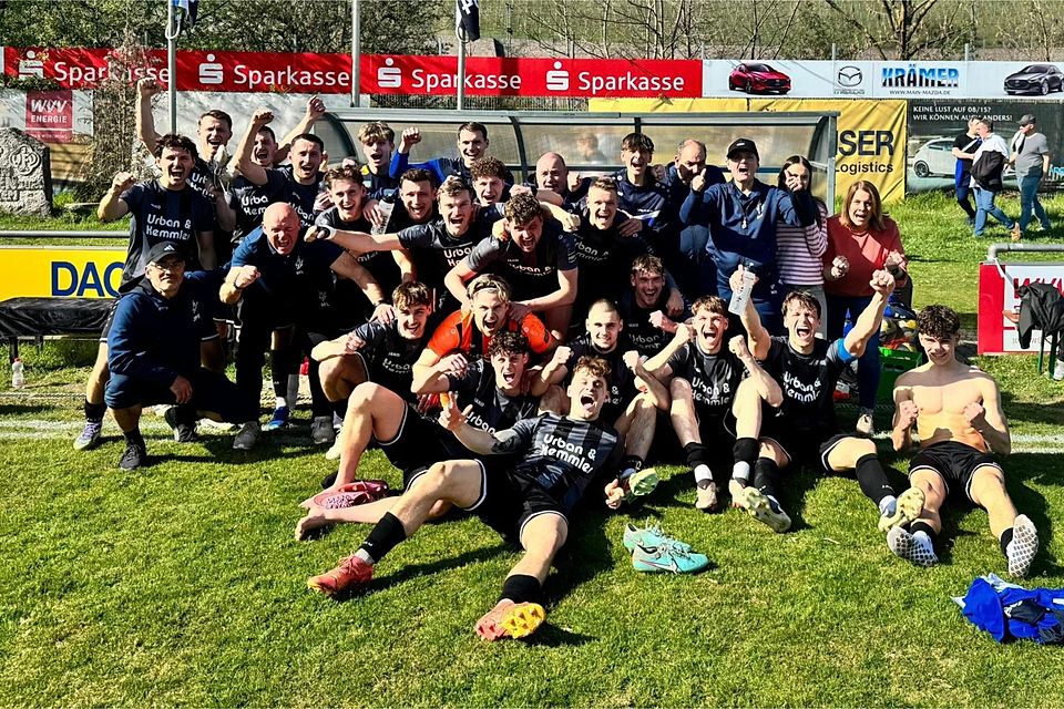 Weidener Last-Minute-Jubel beim Würzburger FV: Nach dem Abpfiff kannte die Begeisterung der Nordoberpfälzer keine Grenzen mehr!