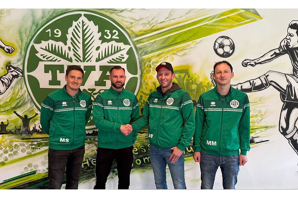 Von links nach rechts: 1. Abteilungsleiter Markus Seeber,  Max Zischler, Sportlicher Leiter Josef Bergermeier, 1. Vorstand Martin Meier 
