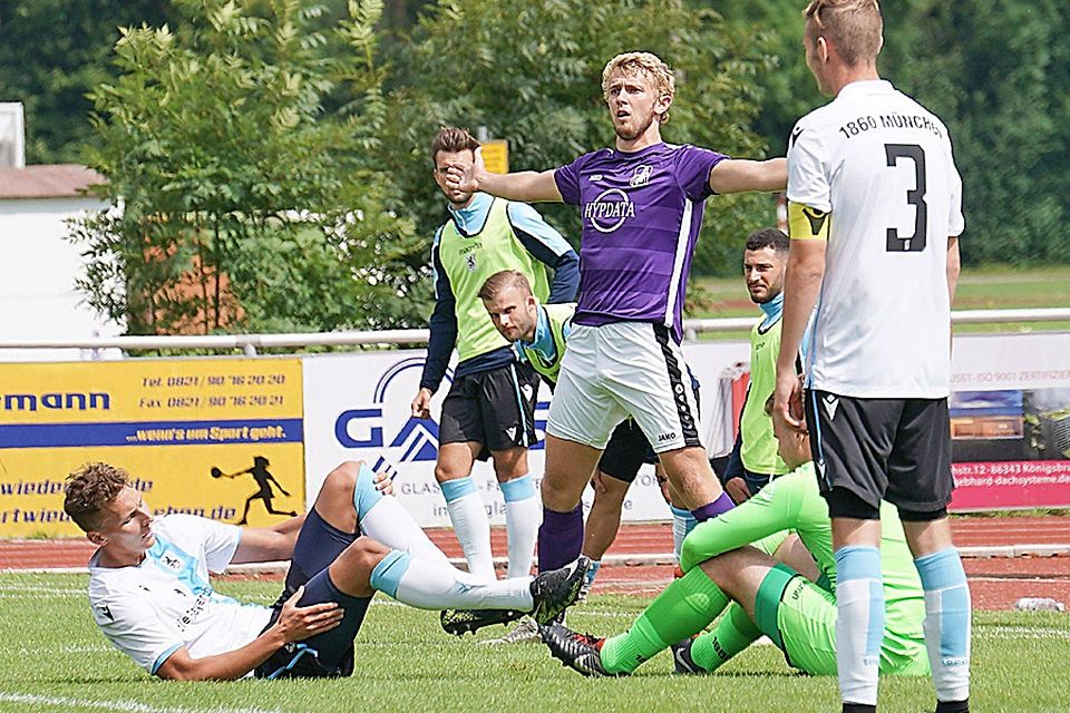 Rasmus Fackler-Stamm wirft sich in Pose. Der Stürmer des TSV Schwaben Augsburg hat mit seinem Treffer zum 3:2 sein Team auf die Siegerstraße gebracht. Am Ende gewannen die „Violetten“ mit 4:2.