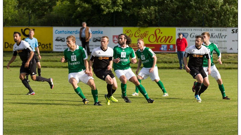 Derby in der Landesliga: SC Lüstringen - SV Bad Rothenfelde (grün) F: Seyme