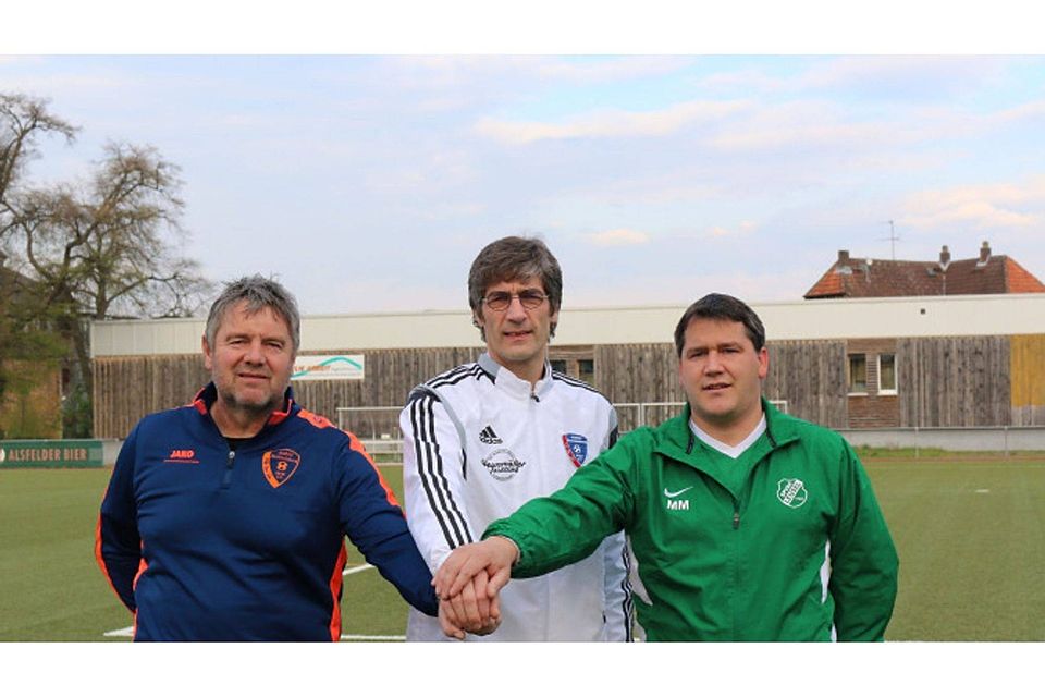 Marco Meier (rechts), hier mit Mathias Stein und dem ehemaligen Vorsitzenden des JFV Alsfeld, Henning Schnell-Kretschmer, stand kurz vor seinem Gruppenliga-Debüt. 	Archivfoto: sk