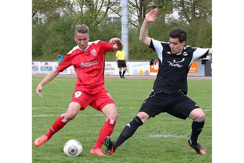 Pascal Römpfer (links) nimmt Maß und erzielt den 1:1-Ausgleich für die Ebersbacher Landesliga-Kicker gegen Dorfmerkingen.