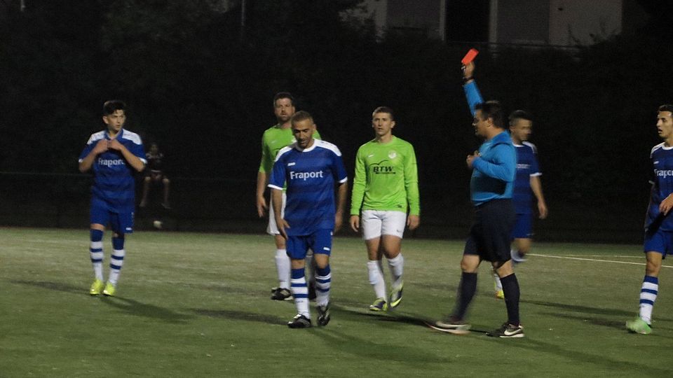 Schiedsrichter Drescher schickt den geschlagenen VfR-Amateur Özcelik nicht vorzeitig zum Duschen. Der Schlusspfiff ist bereits ertönt, als der rote Karton ein zweites Mal in dieser Partie gezogen wird. Foto: Sérgio Presta