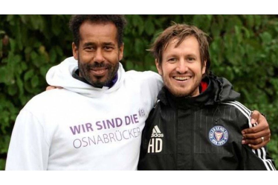 Man mag sich: VfL-Trainer Daniel Thioune (links) mit seinem Kieler Kollegen Hannes Drews. Foto: Jürgen Schinke