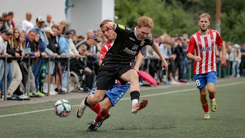 Malte Höhn und der SC Waldgirmes müssen sich im Hessenpokal gegen Lukas Fey (dahinter) und Linus Unger (r.) von der SG Seelbach/Scheld ordentlich strecken. © Jonathan Ortmann