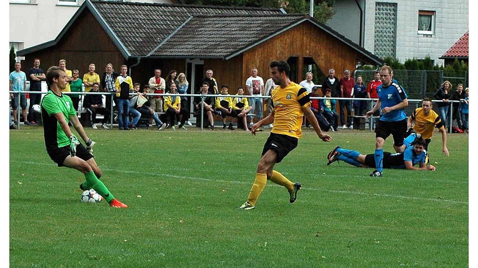 Die Angst des Schützen vor dem Tor: Hier scheitert Lagerlechfelds Nikolai Kosak (gelb) in aussichtsreicher Position an Königsbrunns Torhüter Korbinian Hirschmüller. Am Ende war es egal, Lagerlechfeld siegte 3:1 und auch Kosak hat noch getroffen. Foto: Christian Kruppe