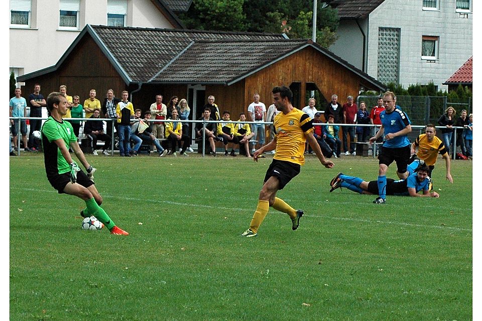Die Angst des Schützen vor dem Tor: Hier scheitert Lagerlechfelds Nikolai Kosak (gelb) in aussichtsreicher Position an Königsbrunns Torhüter Korbinian Hirschmüller. Am Ende war es egal, Lagerlechfeld siegte 3:1 und auch Kosak hat noch getroffen. Foto: Christian Kruppe