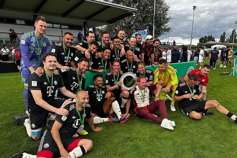 Die Ü32 des FC Bayern München bei der Siegerehrung. Die Ü32 des FC Bayern München bei der Siegerehrung.