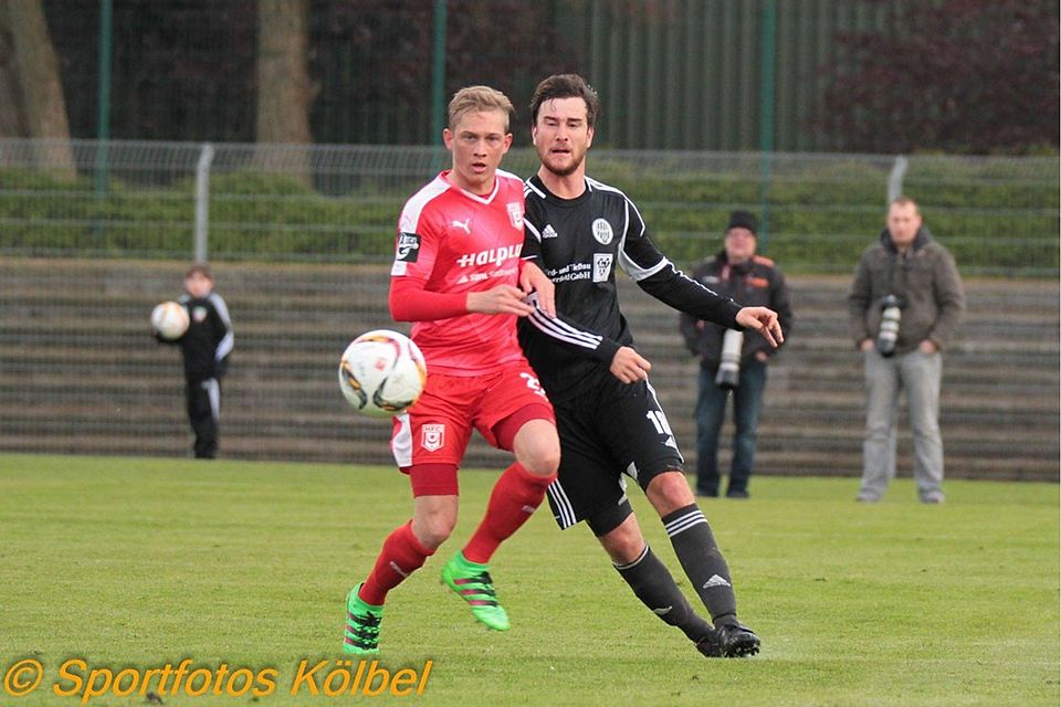 Maximilian Jansen (in Rot, hier im Landespokal gegen Sandersdorf) verlässt zum Saisonende den HFC. F: Kölbel