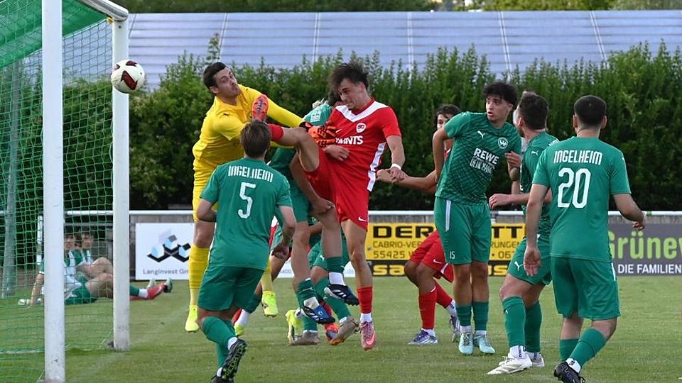 Moment der Entscheidung: Tim Reidenbach (rotes Trikot) köpft eine Ecke von Mosti El-Haiwan zum 2:1 ins Netz. 	Foto: Jochen Werner