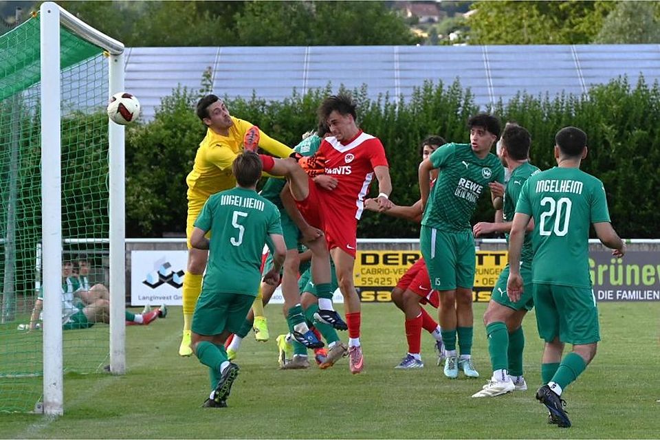 Moment der Entscheidung: Tim Reidenbach (rotes Trikot) köpft eine Ecke von Mosti El-Haiwan zum 2:1 ins Netz. 	Foto: Jochen Werner