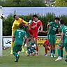 Moment der Entscheidung: Tim Reidenbach (rotes Trikot) köpft eine Ecke von Mosti El-Haiwan zum 2:1 ins Netz. 	Foto: Jochen Werner