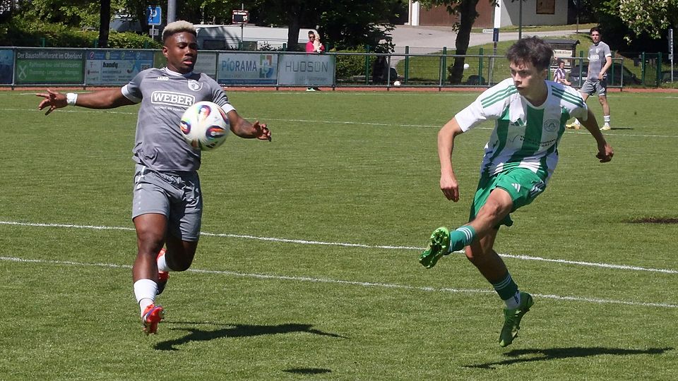 Immer wieder bricht Jonas Gall (re.) gegen die BCF-Abwehr mit Amani Mbaraka durch.