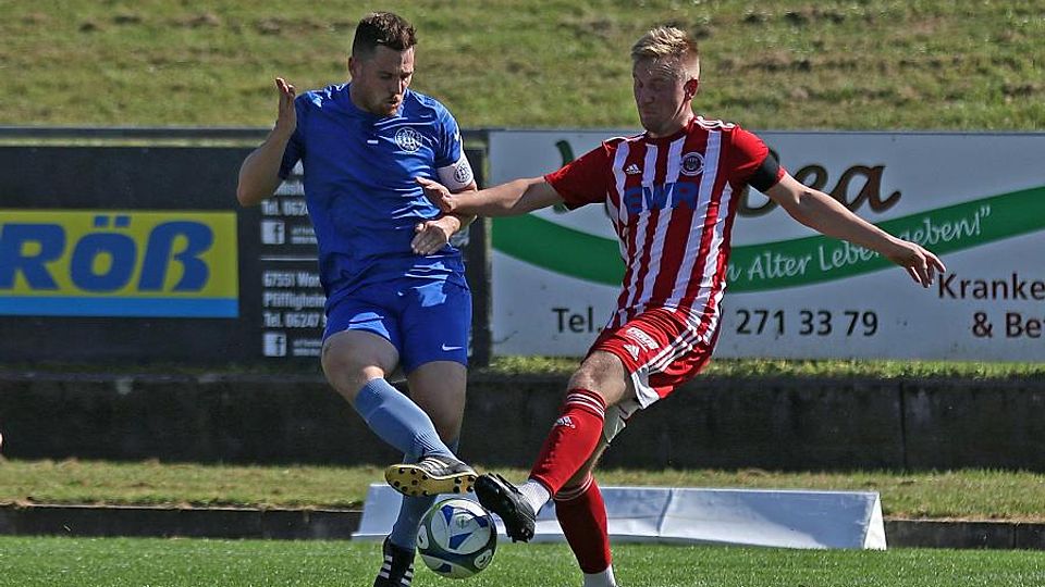 Unklar, wer hier einen Vorteil hat: Beim SV Horchheim, in dieser Szene versucht Bezirksliga-Kapitän Lars Freese (links) eher als der Pfeddersheimer Maximilian Gumz an den Ball zu gelangen, herrschte zuletzt wegen einer Ampelkarte Ärger.