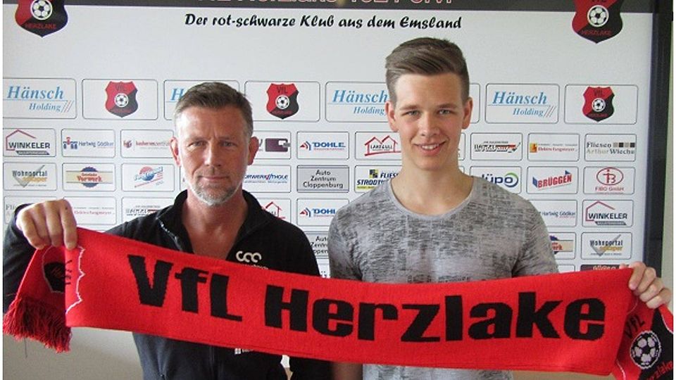 Maik Möhlenkamp (rechts) mit seinem neuen Trainer Torsten Bünger. - Foto: VfL Herzlake.