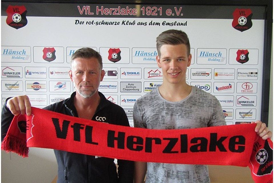 Maik Möhlenkamp (rechts) mit seinem neuen Trainer Torsten Bünger. - Foto: VfL Herzlake.