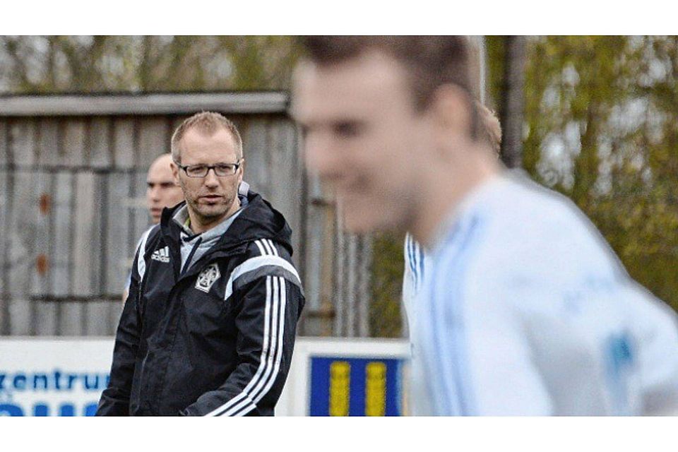 Anweisung vom Spielfeldrand: FC Angeln-Trainer Sönke Möller. Foto:Sieg