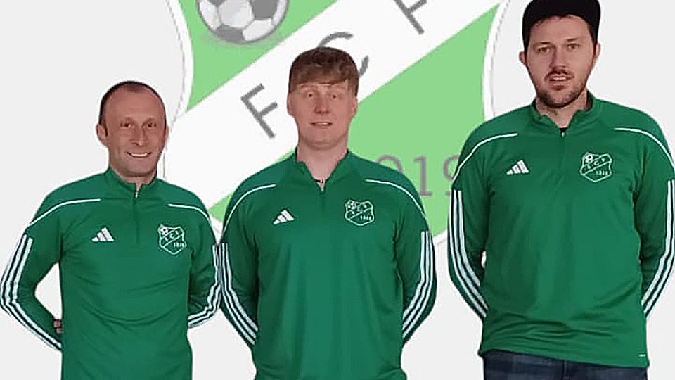 Die sportlichen Leiter Thomas Willer (links) und Franz Nachreiner (rechts) stellen den neuen Co-Trainer Andreas Geiger vor.