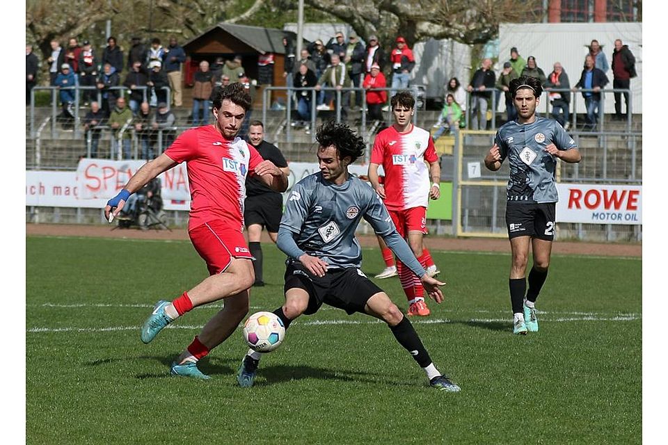 Nicht erst jüngst gegen FC Rot-Weiß Koblenz war Wormatia-Angreifer Erijon Shaqiri (links) ein stetiger Unruheherd für die gegnerischen Abwehrreihen wie in dieser Szene für den Koblenzer Dejvi Alsela.	Foto: Christine Dirigo/pakalski-press
