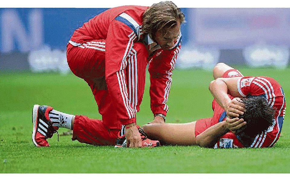 Größter anzunehmender Unfall für Fußballprofis: Ein Kreuzbandriss setzt auch Bayern-Star Javi Martinez monatelang außer Gefecht. Foto: dpa