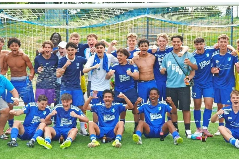 Die A-Juniorenfußballer der SVG Weißenberg sicherten sich im letzten Saisonspiel noch den Titel in der Sonderliga.. Die A-Juniorenfußballer der SVG Weißenberg sicherten sich im letzten Saisonspiel noch den Titel in der Sonderliga..