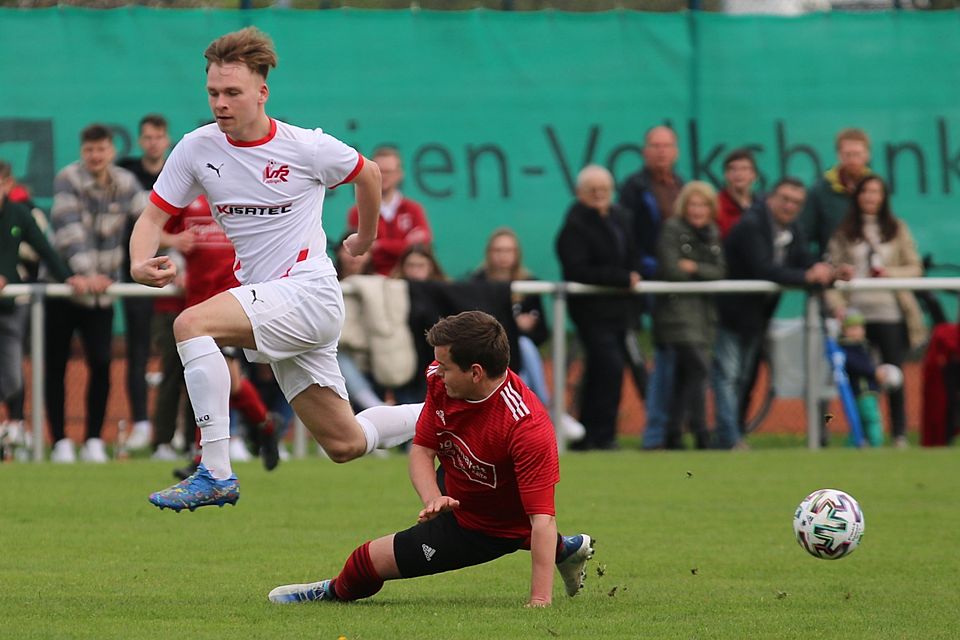 Nico Di Doi (hier gegen den Deininger Matthias Bosch) traf zum 4:1-Endstand für den neuen Donau-Pokalsieger VfR Jettingen.