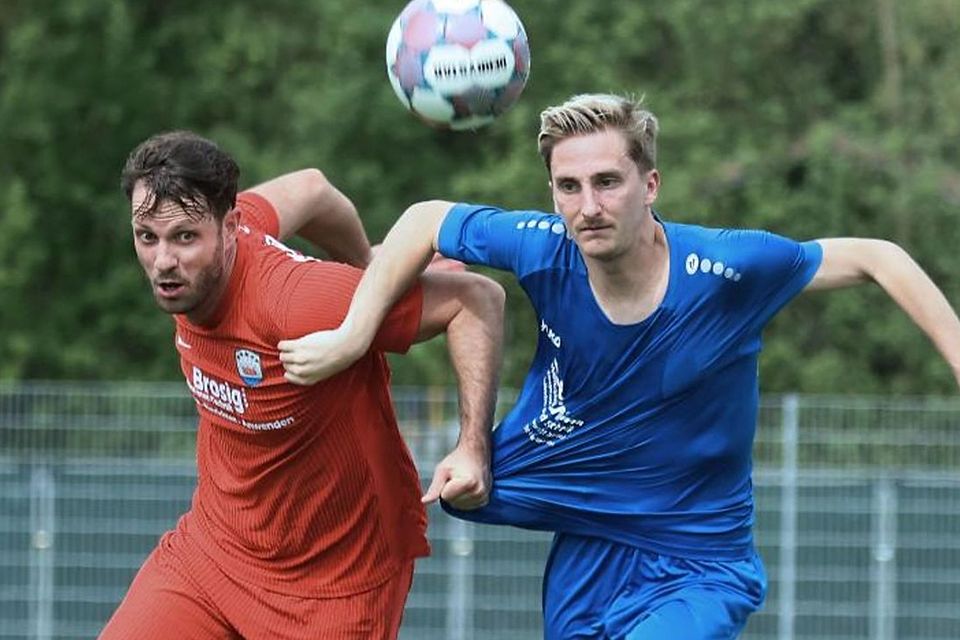 Umkämpftes Aufstiegsrennen: im B-Liga-Topspiel schenken sich Brensbachs Christoph Bardohl (links) und Breitenbrunns Gabriel Jäger nichts.	Foto: Herbert Krämer