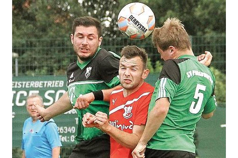 In die Zange genommen: Jaderbergs Fußballer (in Rot) taten sich im Heimspiel gegen Aufsteiger SV Phiesewarden extrem schwer. Das Spiel endete 2:2. Wolfgang Böning