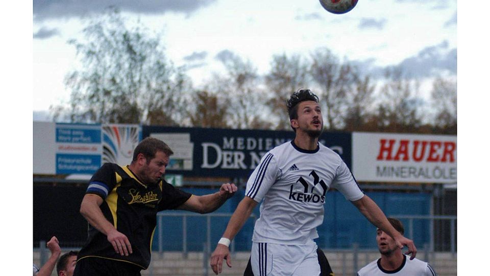 Die SpVgg SV Weiden II holt sich weitere Punkte in Ebnath und bleibt seit  6 Spielen ungeschlagen. Bild zeigt einen Zweikampf im Spiel gegen den TSV Erbendorf. F: Norbert Dietl
