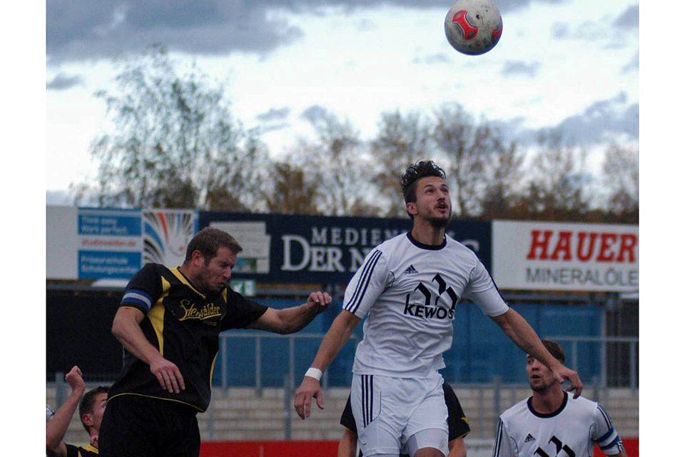 Die SpVgg SV Weiden II holt sich weitere Punkte in Ebnath und bleibt seit 6 Spielen ungeschlagen. Bild zeigt einen Zweikampf im Spiel gegen den TSV Erbendorf. F: Norbert Dietl Die SpVgg SV Weiden II holt sich weitere Punkte in Ebnath und bleibt seit 6 Spielen ungeschlagen. Bild zeigt einen Zweikampf im Spiel gegen den TSV Erbendorf. F: Norbert Dietl
