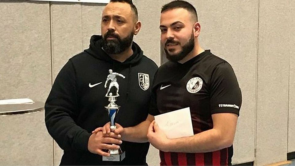 Das Ende eines ereignisreichen Turniers: Yildirai Cakir (links) überreicht den Pokal an den Spielführer von Ata Spor Offenburg. | Foto: Verein
