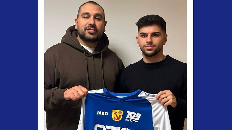 Co-Trainer Ahmed Ali (r.) präsentiert seinen neuen Schützling