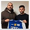 Co-Trainer Ahmed Ali (r.) präsentiert seinen neuen Schützling
