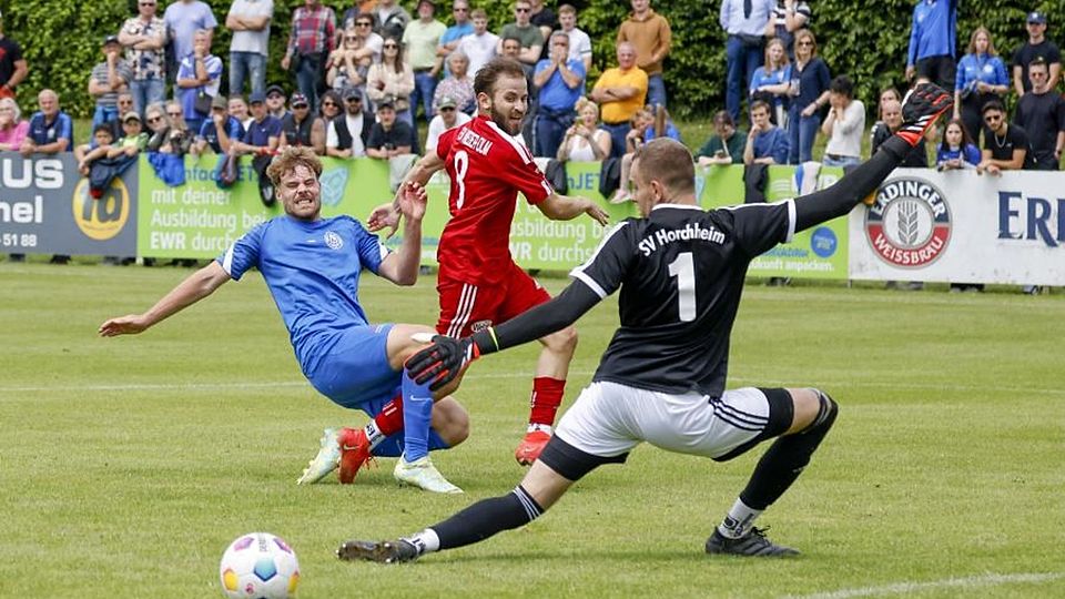Vorbei am Torwart, aber auch vorbei am Tor: Dem Nieder-Olmer Nabil El Yahyaoui bleibt hier ein Treffer gegen Maximilian Schäfer verwehrt. 	Foto: Stefan Sämmer/hbz