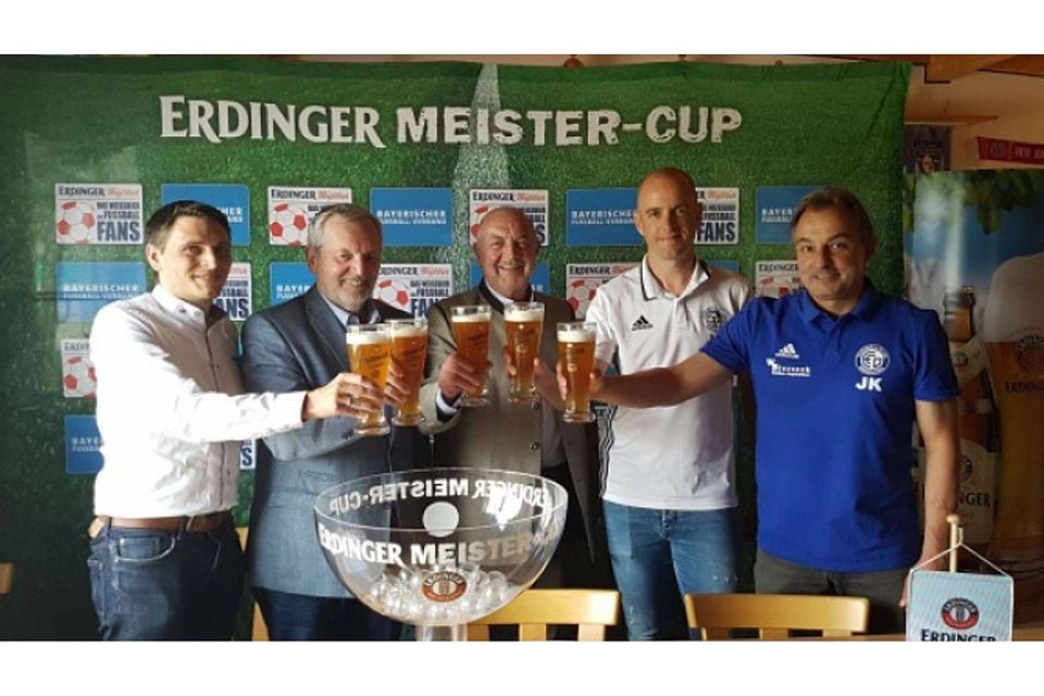 Bezirksspielleiter Richard Sedlmaier (zweiter von links) hat beim Bezirksfinale des Erdinger Meister-Cups als Losfee fungiert  Foto:BFV