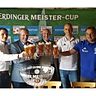 Bezirksspielleiter Richard Sedlmaier (zweiter von links) hat beim Bezirksfinale des Erdinger Meister-Cups als Losfee fungiert  Foto:BFV
