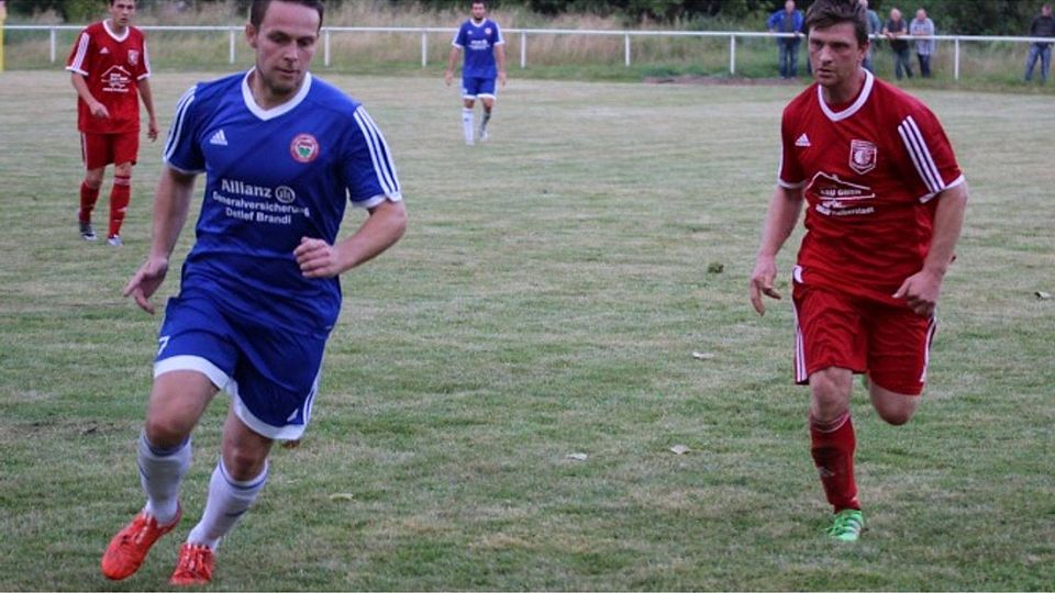 Ronny Borchardt (Blau) zeigte immer wieder Spielwitz und lieferte bei den Treffern zwei und drei jeweils die "Vor-Vorlage". F: Schulze