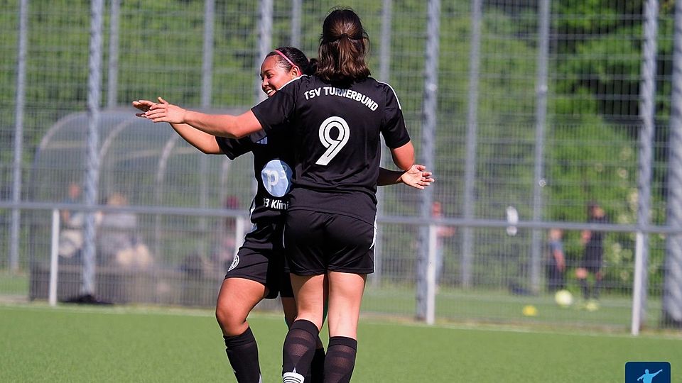 Emilia Hark (Nr. 9) mit dem 3-0 vor der Pause.