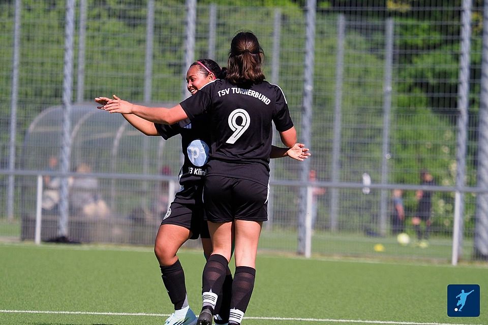 Emilia Hark (Nr. 9) mit dem 3-0 vor der Pause.