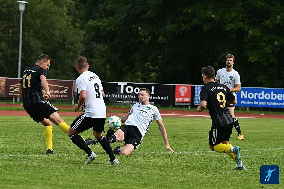"Schiedlich-friedlich" 1:1 trennten sich die gastgebende Steinwaldelf (dunkles Trikot) und der TSV Reuth im Nachbarderby zur Erbendorfer Kirwa.