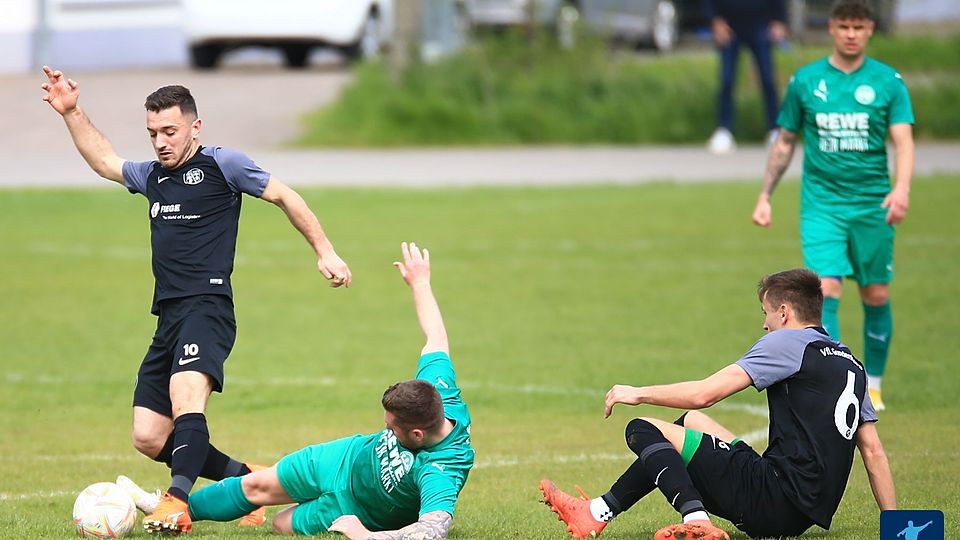 Voller Einsatz im Aufstiegsrennen der Bezirksliga: Die Spvgg. Ingelheim (hier in grün gegen den VfL Gundersheim) gewinnt auch dank sauberer Defensivarbeit mit 3:0 gegen den FSV Oppenheim.